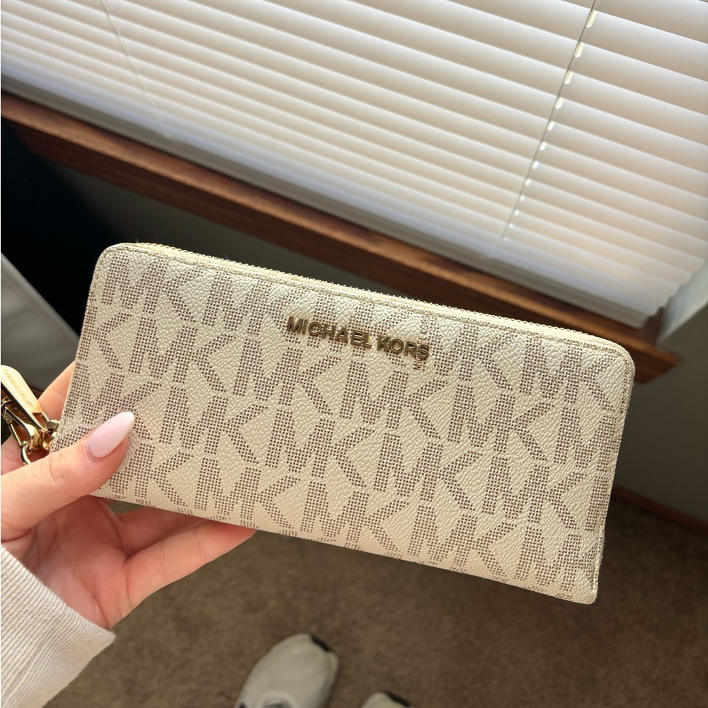MICHAEL Michael Kors White and Gold Logo Wallet - Picture 6 of 11